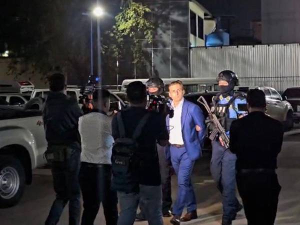 Agentes policiales realizaron la captura del abogado Carlos Mauricio Cálix Ponce, señalado por el asesinato de su clienta de origen estadounidense, Susan Joanne Johnston, en Roatán, Islas de la Bahía, registrado al mediodía del pasado viernes 27 de febrero. ¿Manipuló las cámaras y la escena del crimen? A continuación los detalles.