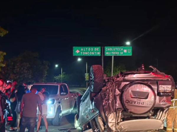 Dos menores fallecieron tras volcar en una camioneta de lujo en el anillo periférico de Tegucigalpa.
