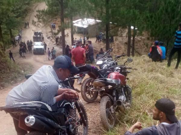 En la comunidad de El Carrizillo Arriba, sector montañoso de Juticalpa, Olancho, tres personas fueron asesinadas a balazos la mañana del viernes 11 de julio por personas desconocidas.