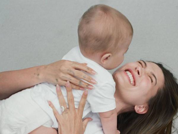 Hailey Bieber sorprendió a sus seguidores con un homenaje íntimo a su hijo Jack, quien cumplió su primer año de vida hoy 22 de agosto.