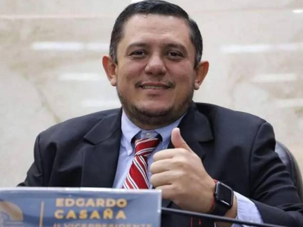 1.- Un cargo inexistente: Casaña fue beneficiado con una cadena de plazas en Santa Bárbara, con registros que lo ubicaban como docente en 2023 y luego como jefe departamental con un sueldo de 53 mil lempiras mensuales. El cargo no existe en el reglamento que organiza las direcciones educativas, constató EL HERALDO Plus mediante estados de cuenta. Aquí las irregularidades del caso.