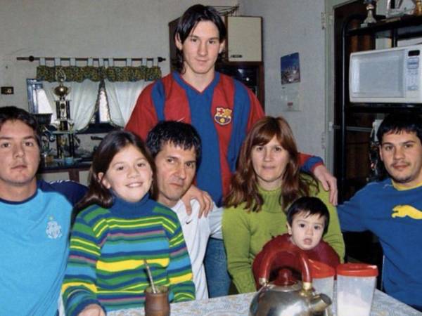 Jorge Messi, padre del astro argentino Lionel Messi, falleció este viernes por la noche a los 68 años en Rosario, ciudad en la que estaba ingresado en un hospital atravesando una larga enfermedad. Desde suelo argentino han hecho eco de los sacrificios que Jorge hizo para que su hijo triunfara.