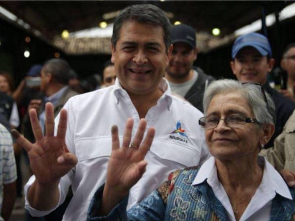 El expresidente de Honduras, Juan Orlando Hernández (2014-2022), mantiene una actitud serena y optimista pese a su encierro en una prisión de mediana seguridad en Estados Unidos, según relató su madre, doña Elvira, tras visitarlo recientemente.