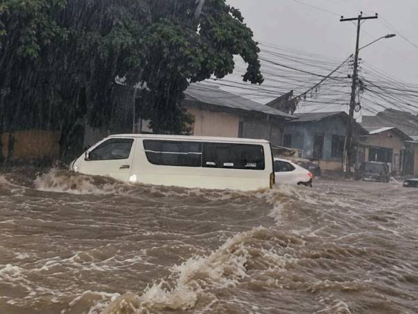 Las fuertes lluvias registradas este viernes dejaron calles inundadas, vehículos varados y fuertes corrientes de agua en diferentes sectores de San Pedro Sula.