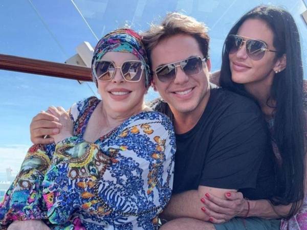 La relación entre Cristian Castro y Mariela Sánchez llegó a su fin días después de que la pareja confirmara sus planes de boda. La separación se produjo tras filtrarse imágenes del cantante en actitud afectuosa con otra mujer, identificada como Marcela, una fan argentina