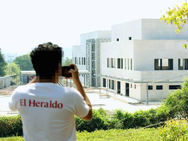 Las obras de los hospitales de Ocotepeque, Salamá y Santa Bárbara permanecen inconclusas tras múltiples rediseños y ajustes presupuestarios.