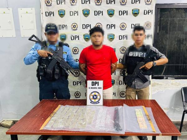 Agentes de la Policía Nacional capturaron a “El Barbero” en posesión de drogas en el barrio San José del municipio de Morazán, Yoro, por lo que fue remitido a la Fiscalía del Ministerio Público.