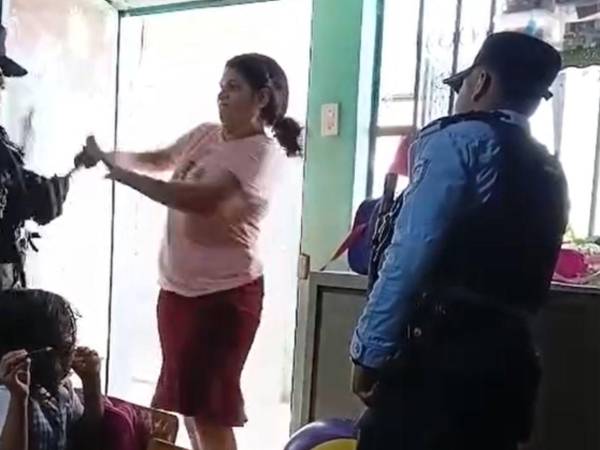 Un altercado protagonizado por una madre obligó a las autoridades a intervenir en un kínder de la colonia Australia.