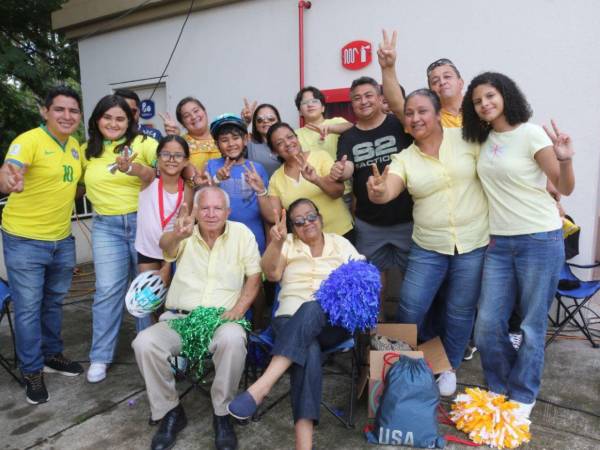 Entre pompones y gritos de aliento, la familia Rodas celebró este domingo una década de participación continua en la Vuelta Ciclística Infantil, consolidando una tradición que ha pasado de generación en generación.
