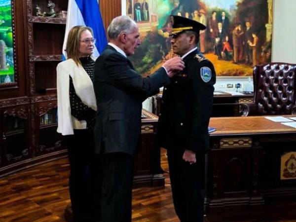 Momento en que Oseguera Mass era nombrado por el presidente Asfura.