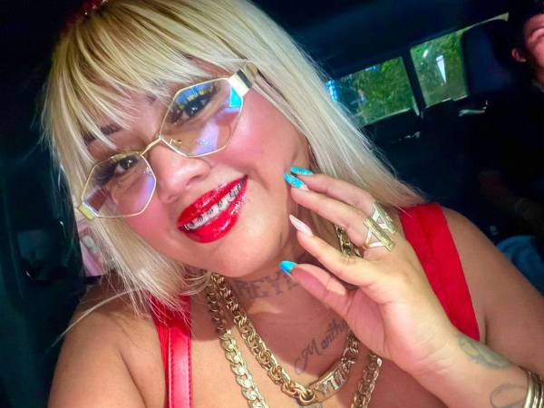 Una intervención policial en Monterrey, México, terminó con tres personas detenidas, entre ellas la “Barbie de la Alianza”, así como con el aseguramiento de presuntas sustancias ilícitas, cargadores para armas largas y teléfonos celulares. ¿Quién es y por qué se volvió famosa?