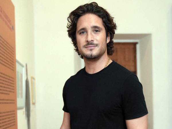 El actor reconoce que interpretar al líder cubano ha sido un reto, y que entiende el peso de este personaje en la historia y las contradicciones que genera.