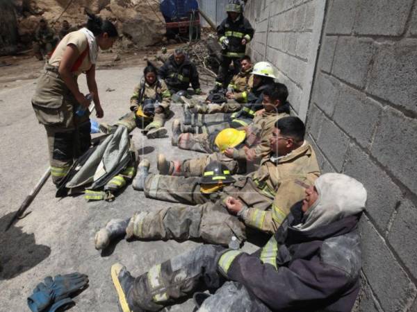 Rostros fatigados y seis horas sofocando las llamas: bomberos continúan con el rescate tras incendio
