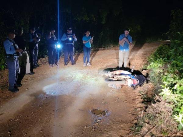 El cuerpo quedó tirado sobre la motocicleta en una calle de tierra de la aldea El Aguacate.