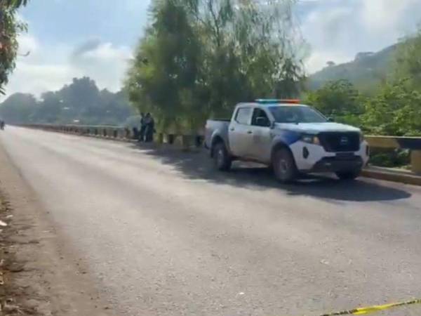 Agentes de la Policía Nacional (PN) llegaron al sitio y acordonaron la escena. El puente permanece completamente cerrado al paso de personas y vehículos.