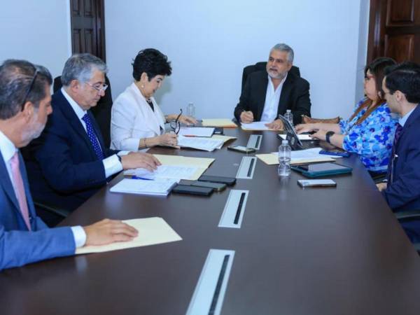 Representantes del gobierno del presidente Nasry Asfura se reunieron este lunes en Casa Presidencial para mejorar la eficiencia en la cadena logística y fortalecer la competitividad en el país.