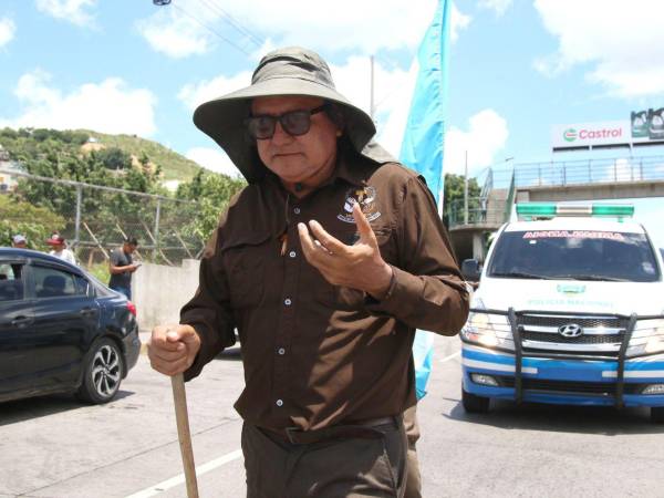 El padre Leopoldo Serrano llegó este domingo a Tegucigalpa tras diez días de caminata iniciada el 8 de agosto desde el kilómetro 89 de la carretera CA-4, en Macuelizo, Santa Bárbara.