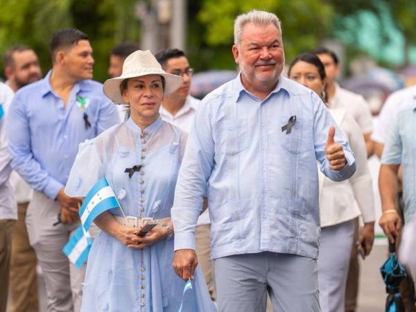 El alcalde de San Pedro Sula, Roberto Contreras, siempre se hace acompañar de su esposa en la mayoría de actos públicos que realiza la municipalidad.