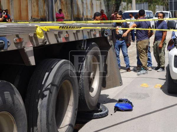 Los accidentes de tránsito continúan cobrando vidas en Honduras. Esta vez, la víctima fue un motociclista que murió tras quedar atrapado bajo el pesado vehículo en la vuelta del Cura, en Choloma, Cortés.