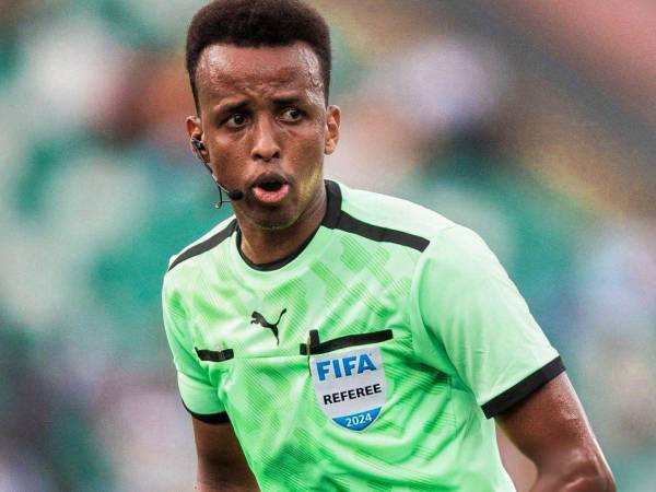 El árbitro somalí Omar Abdulkadir Artan, cuya entrada a Estados Unidos fue denegada la semana pasada cuando iba a participar en el Mundial de fútbol, fue recibido este miércoles como un héroe a su regreso a Somalia. ¿Por qué no le permitieron el ingreso? Aquí los detalles.