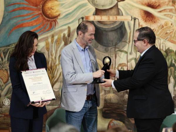 Juan Villoro expresó su preocupación por el resurgimiento de la ultraderecha en América Latina y llamó a los gobiernos progresistas a aceptar la discrepancia.