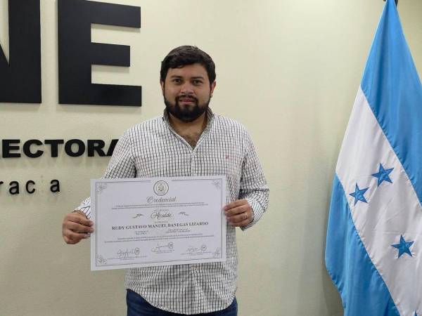 El joven Rudy Gustavo Manuel Banegas Lizardo recibió ayer la credencial de parte del Consejo Nacional Electoral (CNE), como ganador de la alcaldía del municipio de Talanga.
