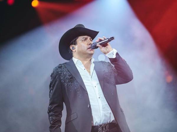 Julión Álvarez es un cantante originario de Chiapas, México, conocido como El rey de la taquilla gracias al éxito arrasador de sus presentaciones en vivo.