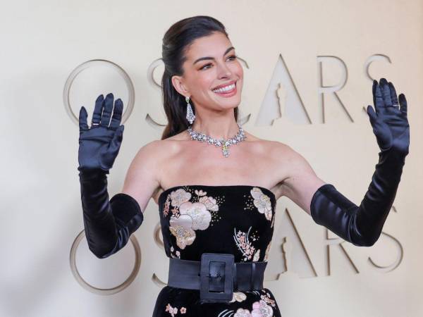 La actriz Anne Hathaway fue la autora de la sorpresa de este viernes, al revelar que está felizmente embarazada de su tercer hijo con su esposo, el productor y diseñador Adam Shulman.