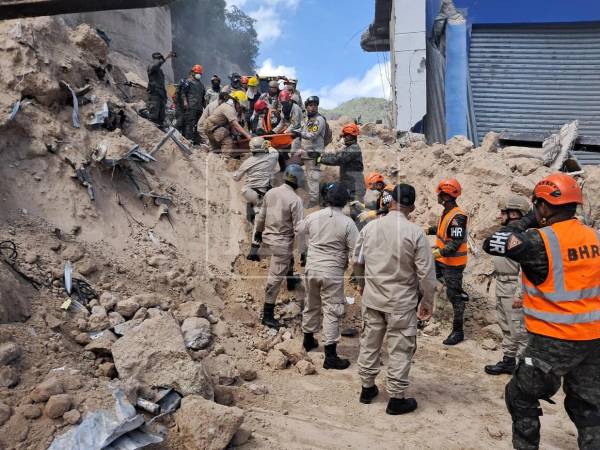 Mano a mano, de bombero a bombero, fue pasada la camilla de rescate que contenía los restos de Félix Núñez, capitalino que murió al quedar soterrado en el derrumbe de un cerro en el anillo periférico, a la altura de Río Grande Sur. El hallazgo de la segunda víctima ocurrió a eso de las 11 de la mañana de este 24 de junio, más de 24 horas después de la tragedia.