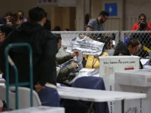 Ante el estrecho margen de diferencia entre los candidatos presidenciales Nasry Asfura y Salvador Nasralla, la revisión de más de 2,700 actas podrían definir al ganador.