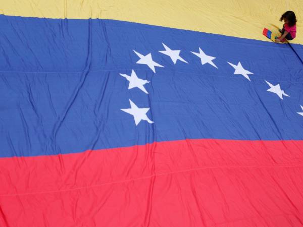 Fotografía que muestra una bandera de Venezuela durante una manifestación en contra del ataque de Estados Unidos a Venezuela, este lunes en Río de Janeiro (Brasil).
