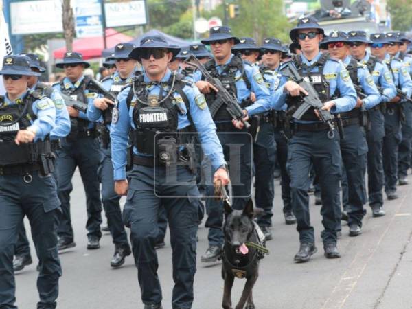 Agentes policiales, caninos y estudiantes iniciaron las marchas de este 15 de septiembre en conmemoración de los 205 años de independencia. Aquí las imágenes de cómo se vive el ambiente en las primeras horas.