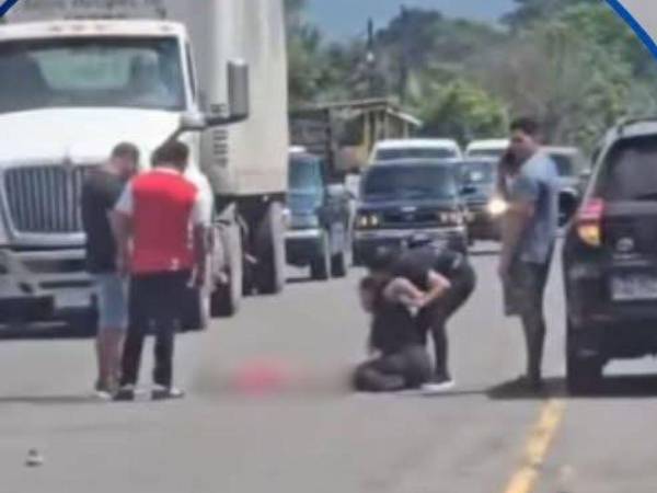 La menor murió luego de ser atropellada por un vehículo cuyo conductor se dio a la fuga en el tramo que conecta los municipios de El Progreso y Tela.