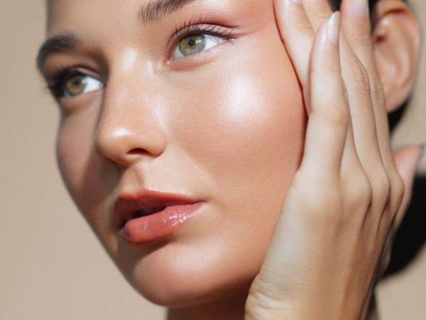 Una piel radiante se ha convertido en el objetivo más perseguido del mundo de la belleza. De la misma forma, el iluminador se ha consolidado en el producto de maquillaje indispensable para generar este aspecto saludable y crear puntos estratégicos de luz sobre el rostro.