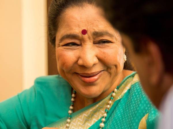 Fallece en la India la icónica cantante de playback a los 92 años. Colaboró con artistas como Boy George y Michael Stipe, marcando la época dorada de Bollywood.