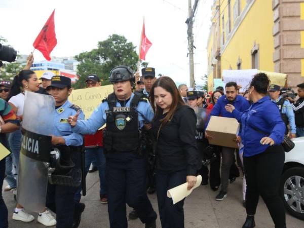 Las empresas ofertantes no pudieron acceder ante la protesta.