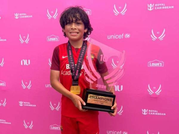 El joven futbolista hondureño Esdras López González, de apenas 10 años de edad e hijo del reconocido periodista Esdras Amado López, se llevó el trofeo.