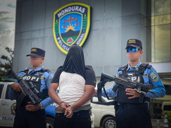 El jovencito conocido con el seudónimo de El Gordo, al ser capturado por agentes de la Dirección Policial de Investigaciones (DPI).