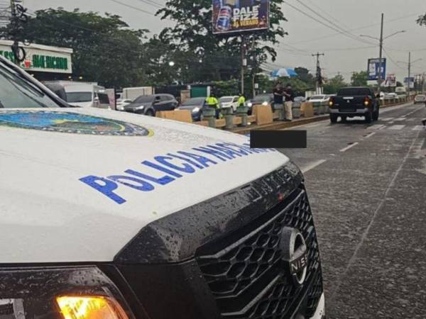 El hombre intentó cruzar la calle cuando fue embestido por un vehículo.