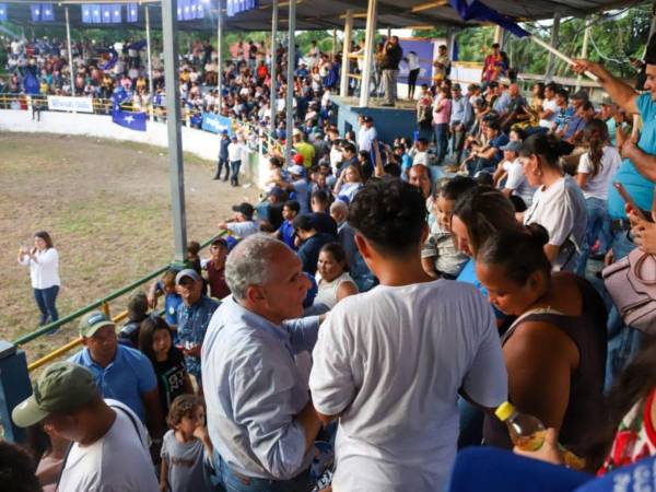 Nasry Asfura durante su visita en Tela, Atlántida.