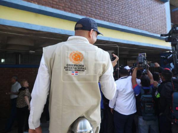 Las diferentes misiones de observadores electorales se encuentran este domingo diseminados en distintos centros de votación desde la apertura de urnas para ser testigos de la jornada y registrar las incidencias que puedan registrarse.