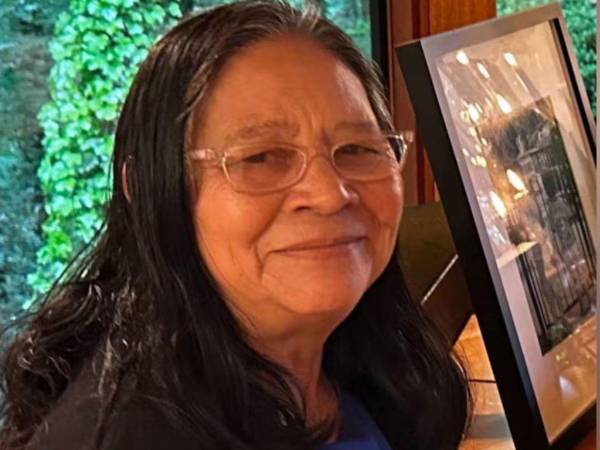 Juana España López, hondureña de 71 años, fue liberada tras casi tres meses detenida por agentes de inmigración en Washington.