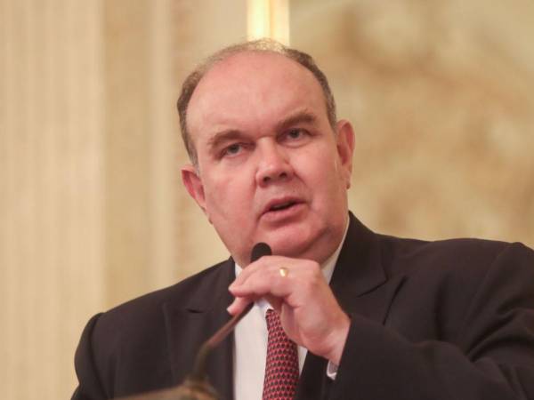 De hecho, ante la llegada del candidato, se presentó una protesta por parte de un pequeño grupo de familiares de víctimas de la masacre de Juliaca.