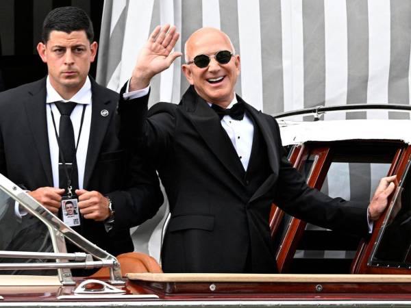 El fundador de Amazon, Jeff Bezos, y la expresentadora Lauren Sánchez se dan este viernes un simbólico sí, quiero en la isla de San Giorgio, en Venecia (norte de Italia), en una ceremonia blindada y exclusiva con la presencia de celebridades como las Kardashian, el actor Orlando Bloom o la reina Rania de Jordania.