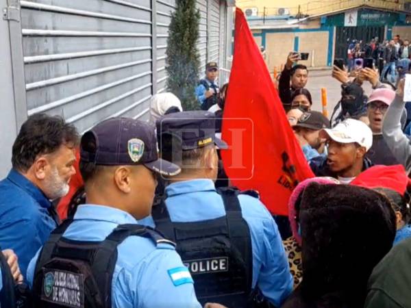 Colectivos de Libre agredieron a Rolando Contreras, hermano de Roberto Contreras frente al CNE.