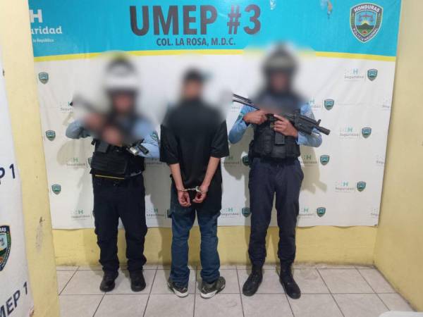 Agentes de la Policía Nacional detuvieron al menor infractor en posesión de un arma de fuego y marihuana y lo remitieron a las autoridades competentes para continuar con el proceso judicial.