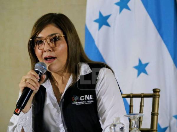 Ana Paola Hall, presidenta del CNE, órgano electoral de Honduras, durante la conferencia de prensa que ofreció este domingo a las 5:40 p.m.