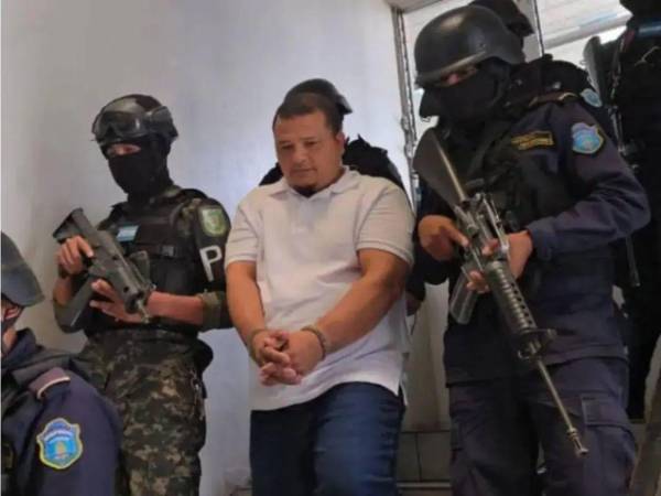 Velásquez es acusado por los delitos de lavado de activos, asociación para delinquir, tenencia ilegal de armas de fuego y desobediencia.