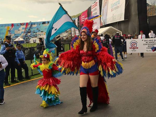 Honduras realiza cada año los desfiles patrios en honor a la independencia de Honduras. Las instituciones públicas y privadas realizan sus presentaciones que culminan en el Estadio Nacional Chelato Uclés.