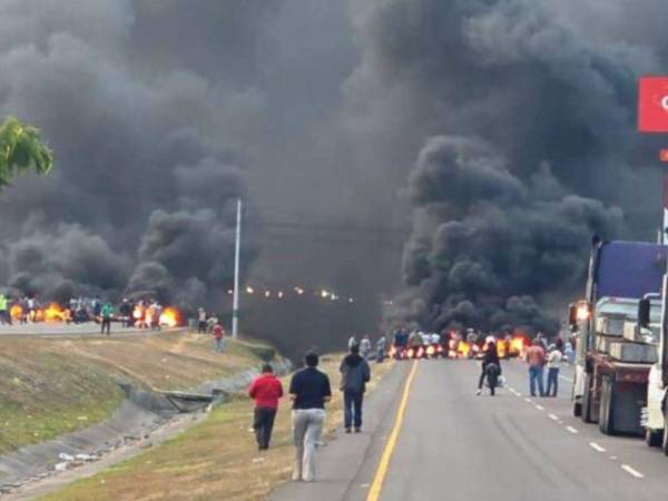 Los manifestantes denunciaron que se les adeudan al menos tres meses de sueldo, situación que, aseguran, afecta a miles de trabajadores a nivel nacional vinculados al programa.